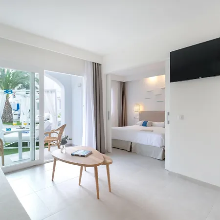 Fergus Style Carema Aparthotel 4*