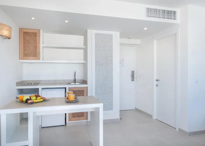 Fergus Style Carema Aparthotel Cala'N Bosch (Menorca)